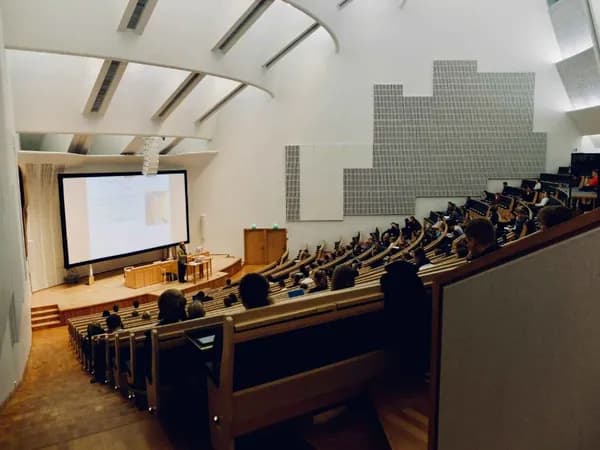 Live mentoring session in a modern lecture hall